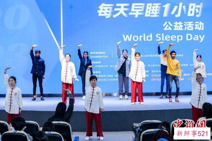 外国友人体验八段锦。　主办方供图