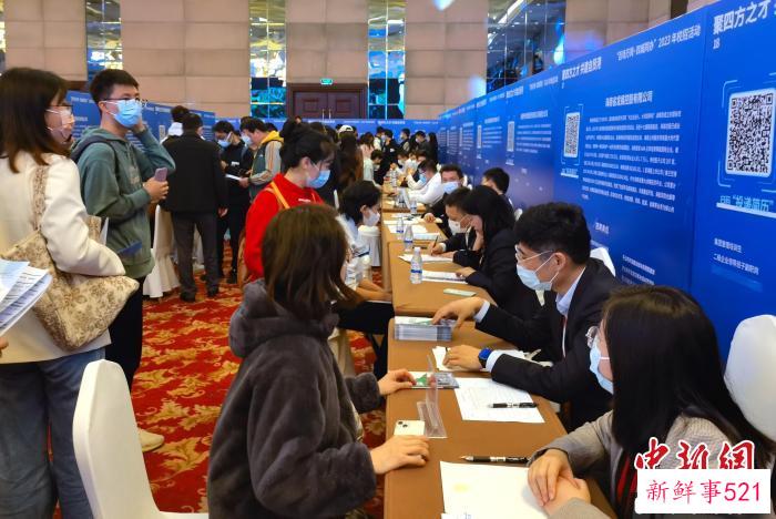 图为招聘活动现场。　杨英琦 摄