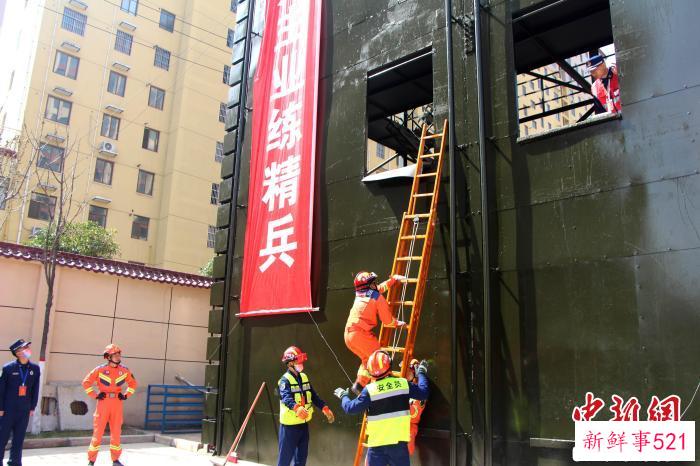 图为消防健儿正在角逐60米肩梯登楼比赛。　梅镱泷 摄