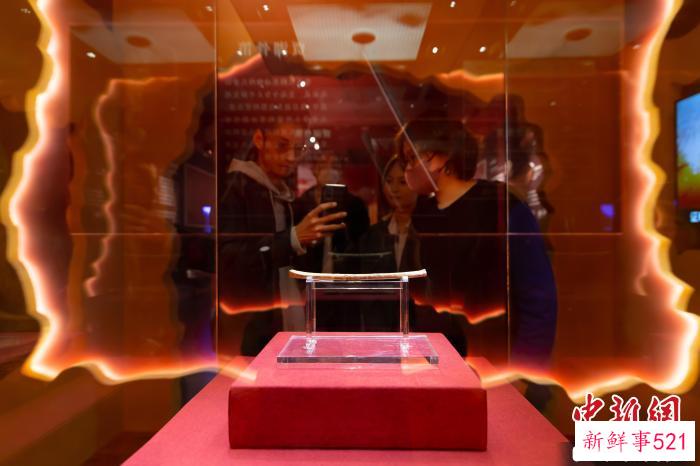 现场观众在观看贾湖骨笛。　王在御 摄