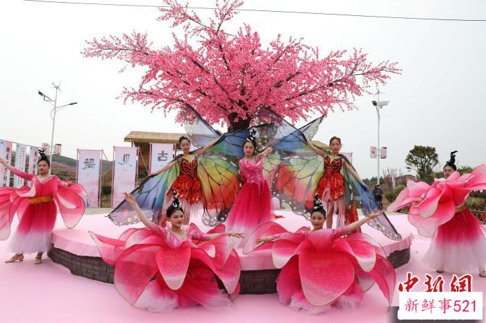 歌舞表演。　蒋炜煌 摄