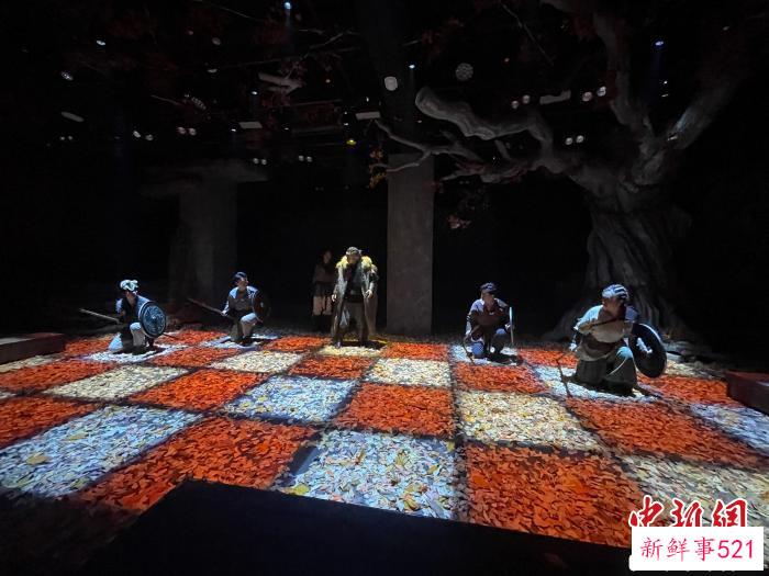 大世界里的小剧场表演 郑莹莹 摄