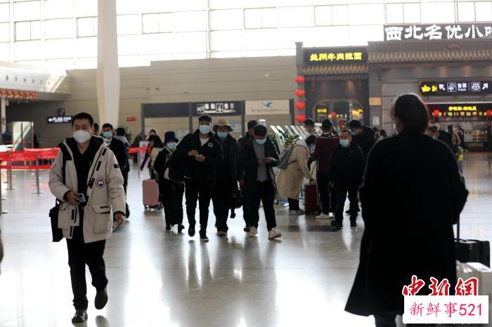 图为青海机场内旅客络绎不绝。　青海机场供图