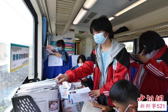 资料图：学生在车厢选书阅读。　沈向全 摄