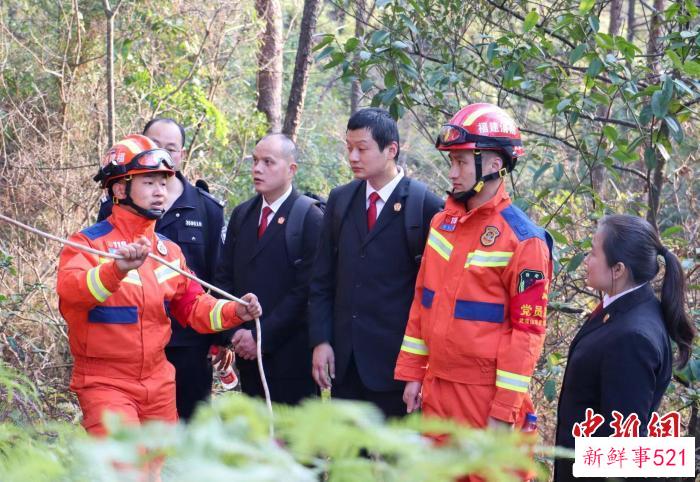 消防员向巡山小队成员介绍绳索在山岳救援中的应用。　王雄飞 摄