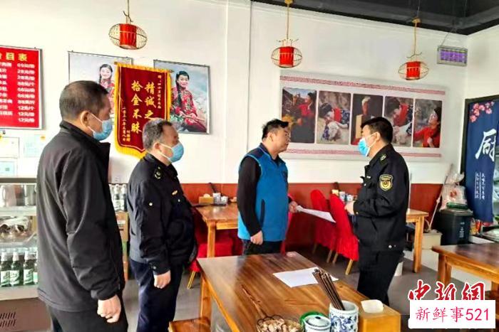 图为市监局工作人员正在进行检查。　西安市新城区市监局供图
