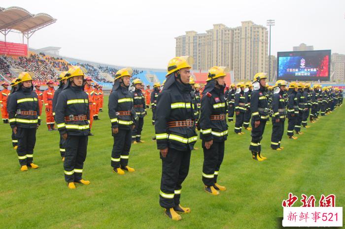 图为现场消防救援人员。　梅镱泷 摄