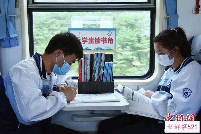 资料图：学生在列车上看书、学习。　沈向全 摄
