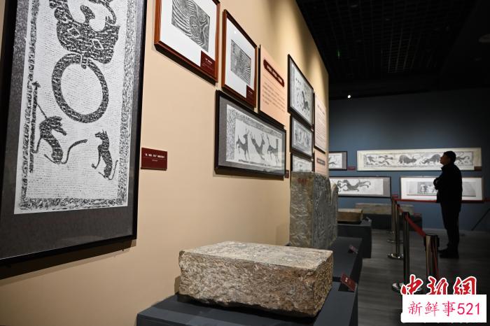 内蒙古呼和浩特市，一位男士观看展品。　刘文华 摄