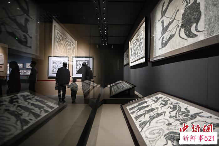 内蒙古呼和浩特市，民众参观展览。　刘文华 摄