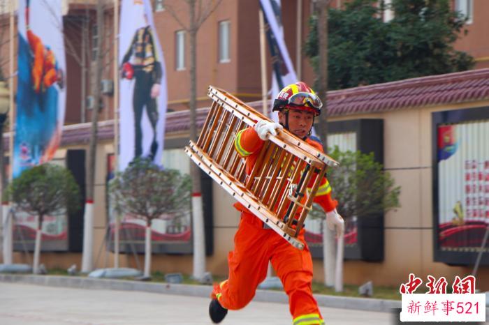 图为消防健儿正在角逐60米肩梯登楼比赛。　梅镱泷 摄