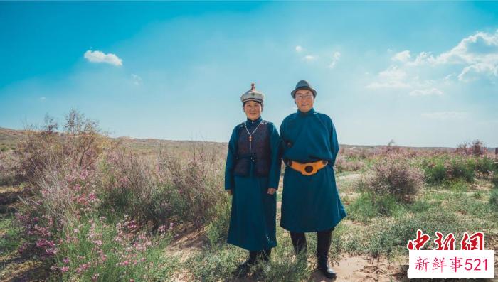 图为孟克毕力格夫妇在绿色的荒漠中。(资料图) 刘升 摄