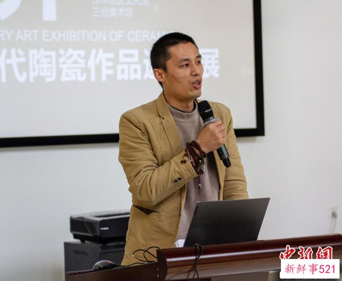 图为三合美术馆执行馆长荣占国。　受访者 供图