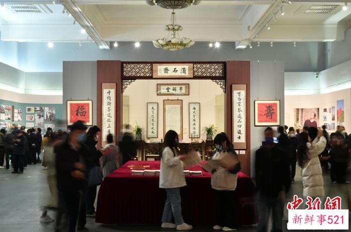 图为市民参观书法展。　翟羽佳 摄