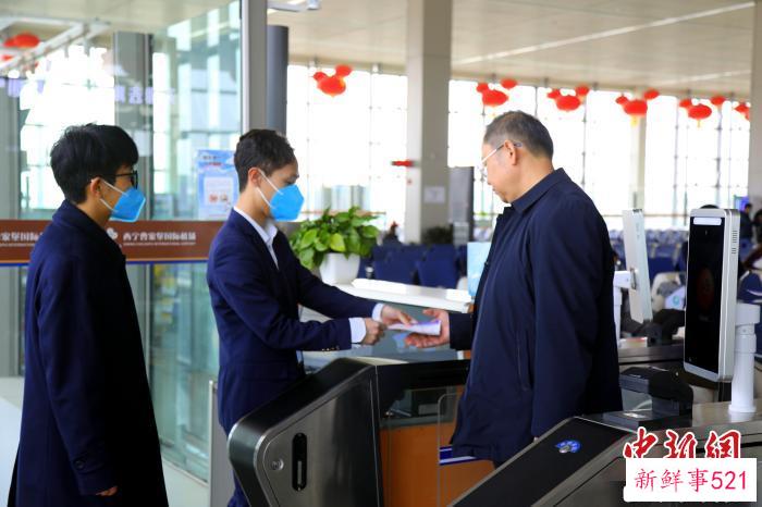 图为旅客正在登机。　青海机场供图