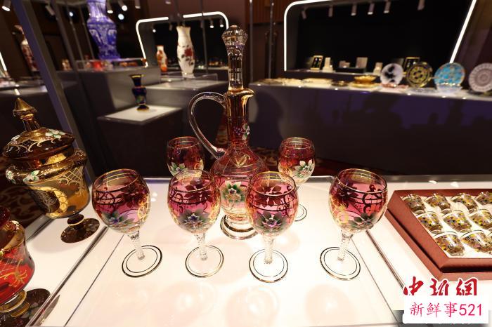 祁县玻璃器皿产品。　张云 摄
