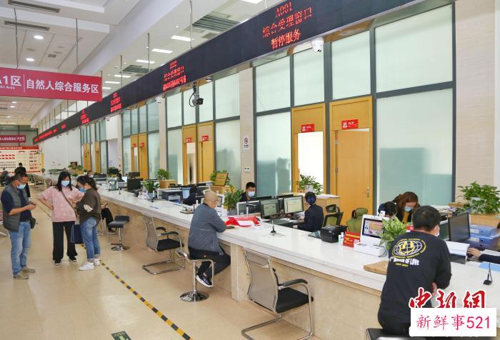 贵州省政务服务大厅内一角。　贵州省投资促进局供图