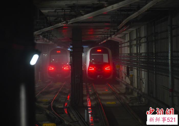 图为福州地铁5号线空载试运行。　陈暖 摄