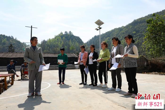 图为梁进操(左一)指导演员。　王伟臣 摄