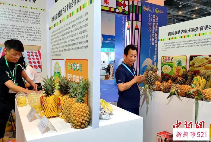 图为3月21日2023热博会现场，时下正上市热销的广东徐闻菠萝亮相展台。　王晓斌 摄