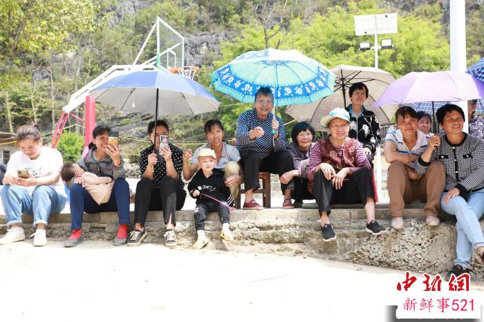 图为彩排时，有很多村民前来围观。　王伟臣 摄