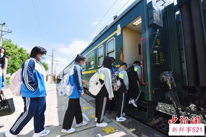 资料图：学生排队登车。　沈向全 摄