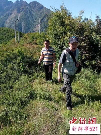 2021年3月，年近八旬的印开蒲在汶川县绵虒镇寻找拍摄点位。　受访者供图