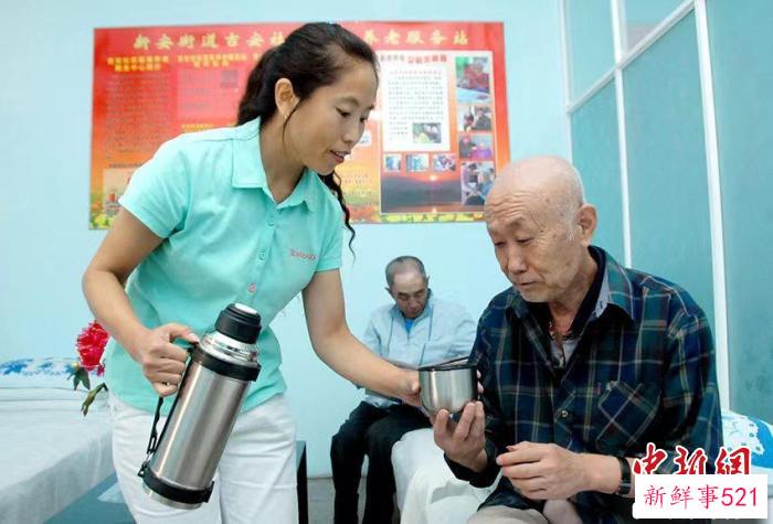吉林市昌邑区新安街道吉安社区养老服务站工作人员为老人服务(资料图) 吉林省民政厅供图