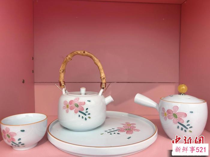 桃花文创产品。　蒋炜煌 摄