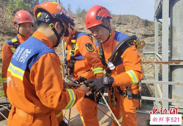 消防员进行山岳救援训练。　王雄飞 摄