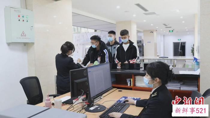 霍尔果斯口岸多举措持续提升通关效率。　李明 摄