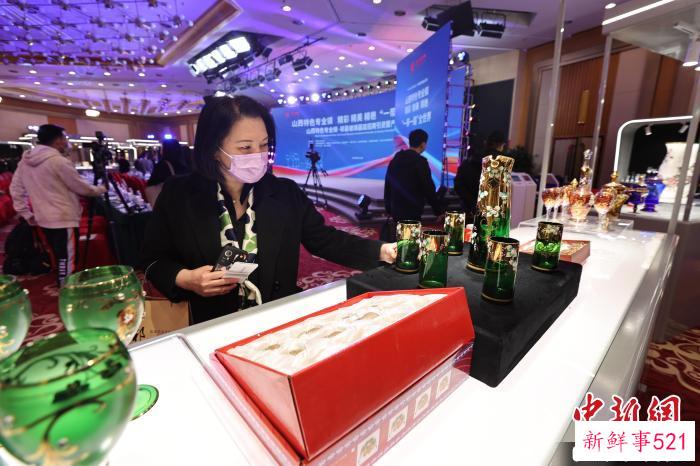 “山西特色专业镇 祁县玻璃器皿招商引资暨产业推介会”现场。　张云 摄