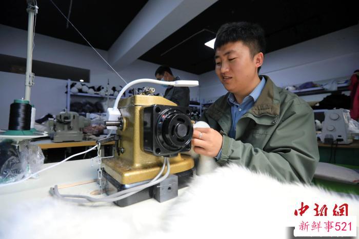 制作一只仿真大熊猫玩偶，要经过4道流程共50余道工序。　王磊 摄