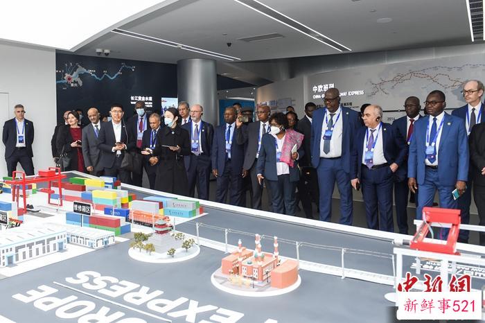 26个国家和地区驻华使节走访重庆