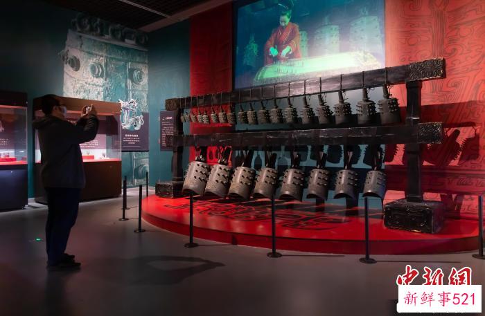 现场观众在参观展品。　王在御 摄
