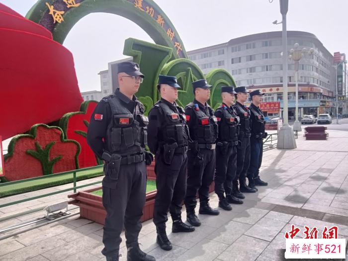 图为乌兰察布市公安局集宁区分局反恐怖和特巡警大队队员在巡逻中。　刘宝 摄