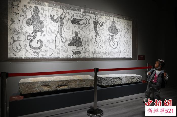 内蒙古呼和浩特市，小朋友观看汉代画像石拓片。　刘文华 摄