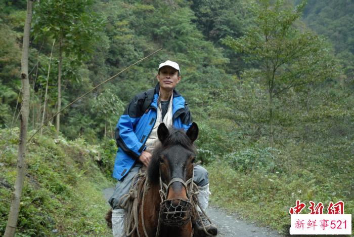 印开蒲骑马前往拍摄点位。　受访者供图