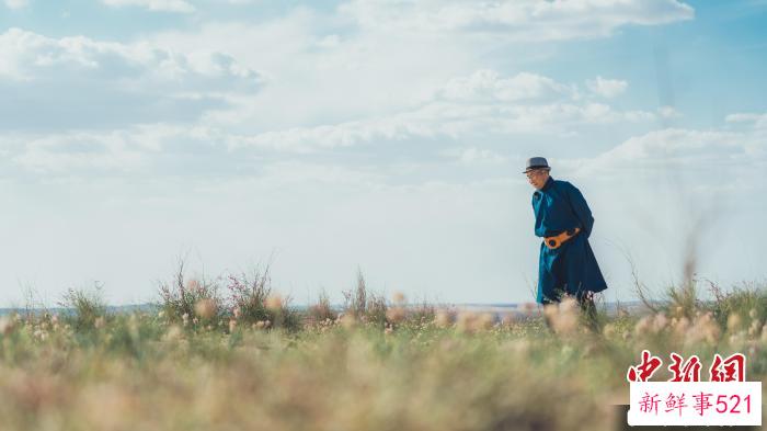 图为孟克毕力格走在绿色的荒漠中。(资料图) 刘升 摄