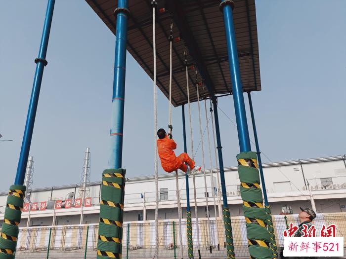 爬绳5米项目。　杨佩佩 摄