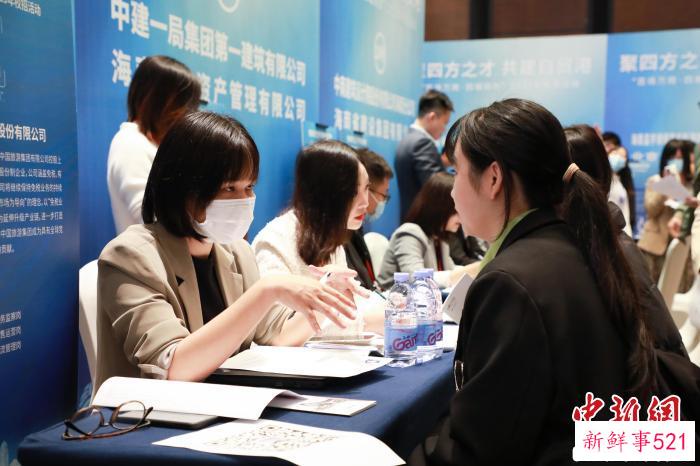 图为招聘活动现场。　梁钦卿 摄