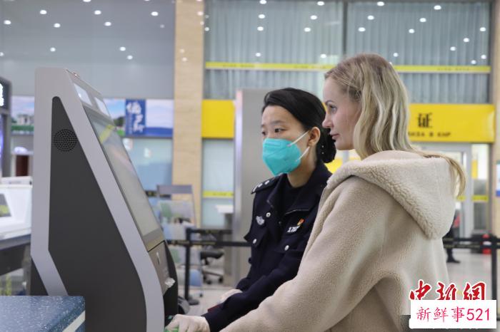 珲春出入境边防检查站民警在为入境的旅客办理边检手续。　张雅平 摄