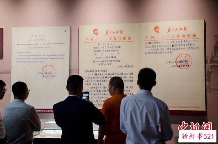 图为民众在“北港故里”历史文化中心参观。　翟李强 摄