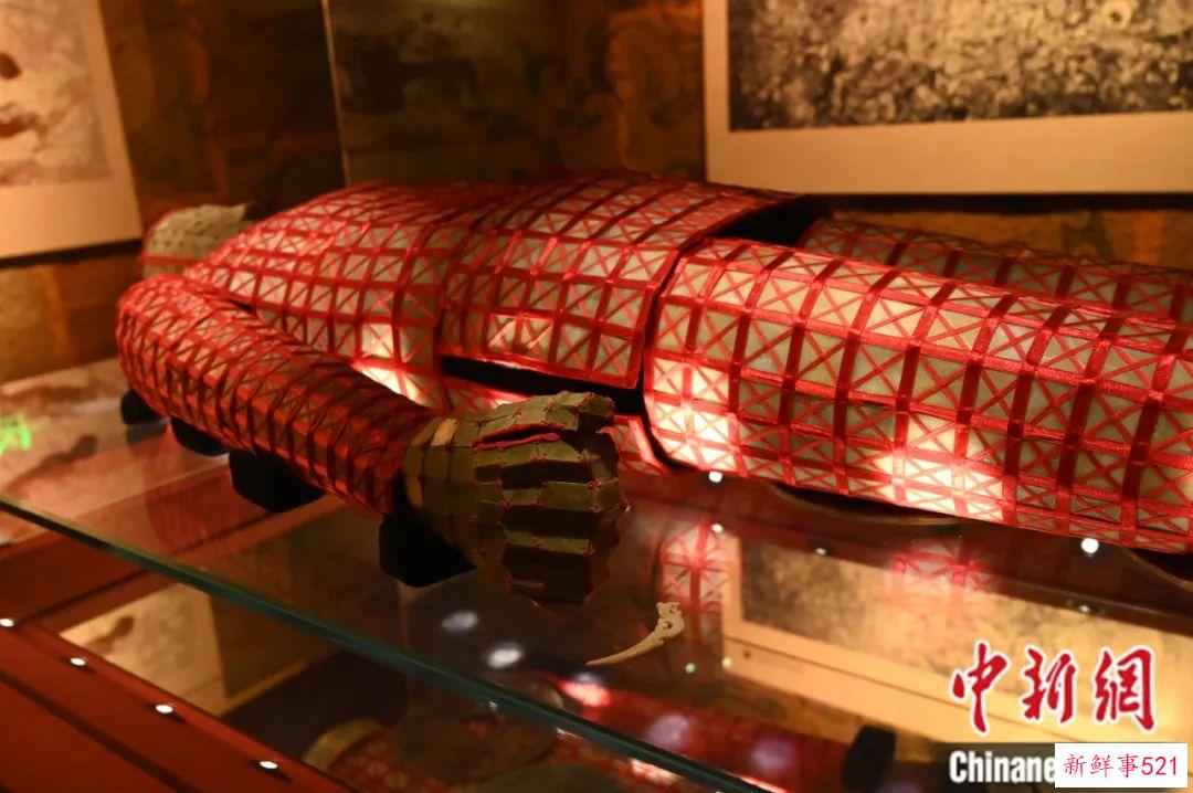 东西问·镇馆之宝丨王维一：“丝缕玉衣”何以体现以玉为贵的中华文明？