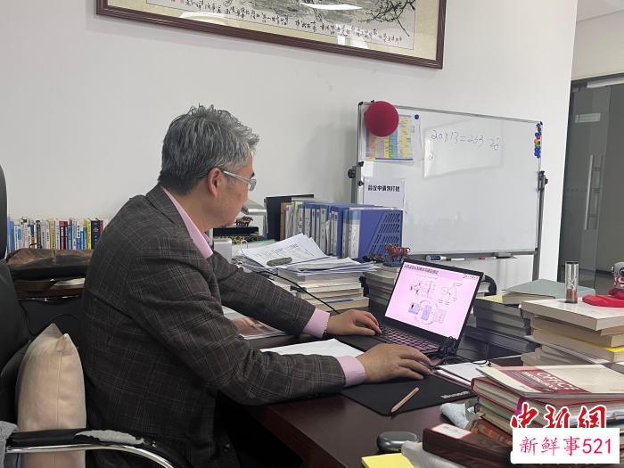 2010年，电子科技大学教授程洪成立科研团队，从零开始研发外骨骼机器人。　王利文 摄