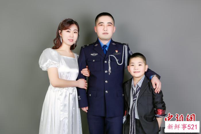 姜继鑫一家三口合影。　漠河出入境边防检查站供图