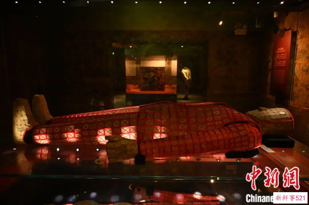 东西问·镇馆之宝丨王维一：“丝缕玉衣”何以体现以玉为贵的中华文明？