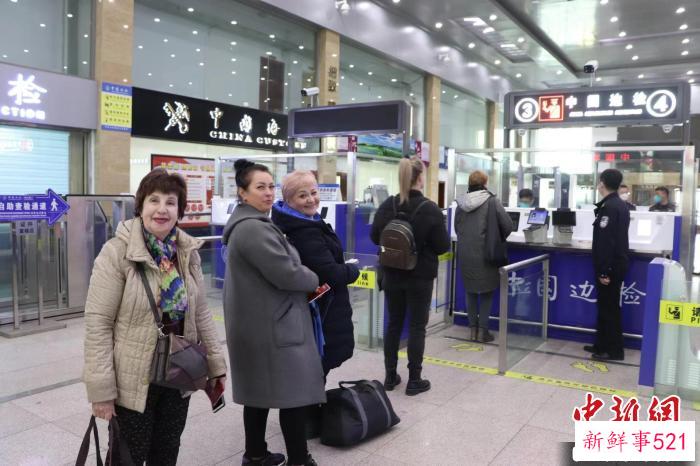 来自俄罗斯的旅客在排队办理边检手续 郑明亚 摄