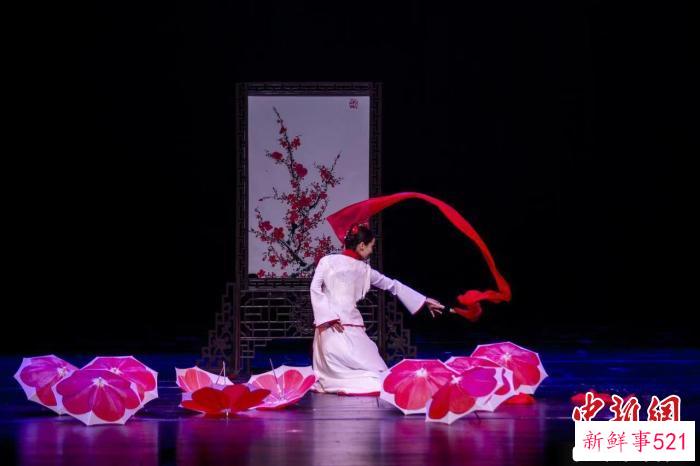 当天，在济南展演的有《曙光》《雨中狂想·球技》等杂技，《飞花令·伞》《仙豆》等魔术。　山东省文化和旅游厅供图