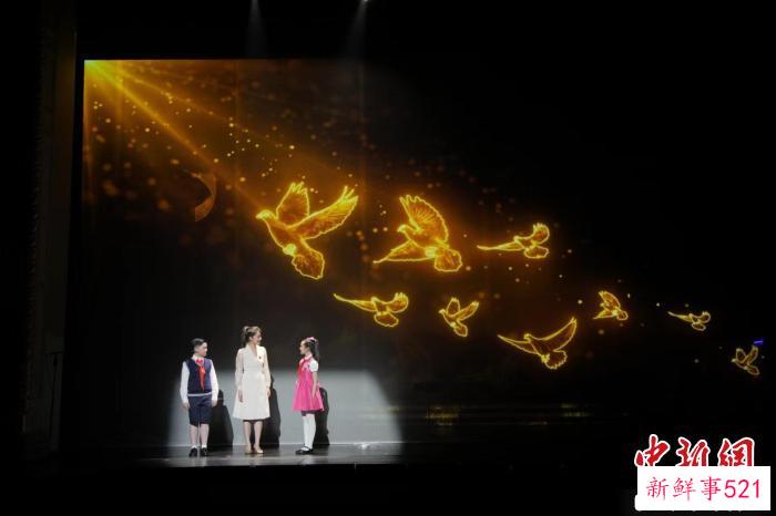 音乐会围绕宋庆龄不朽的一生及其伟大精神，以讲述和情景表演相结合的创新方式串联，带来丰富的视听体验。　中福会供图